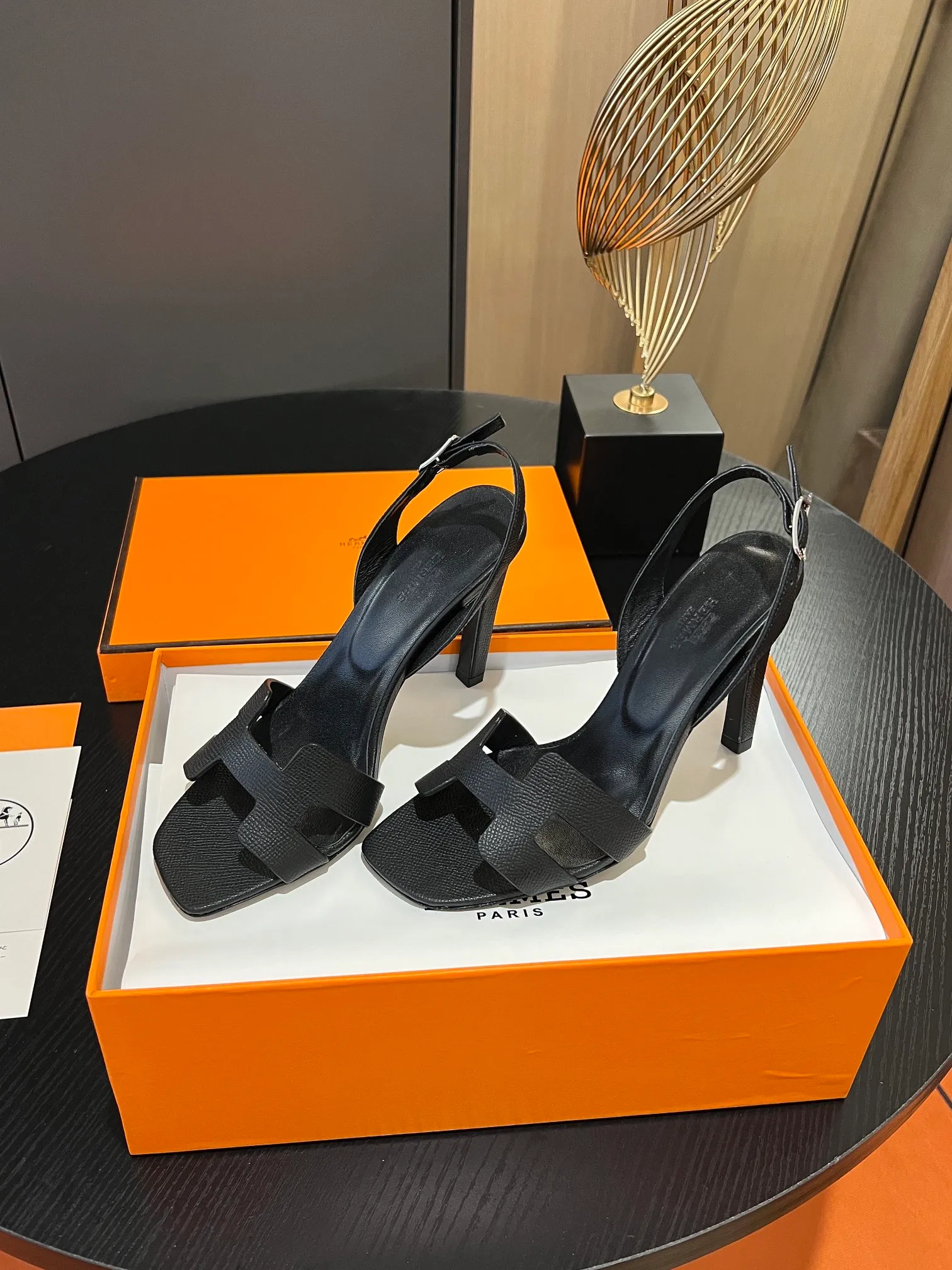 👟👟Ex-factory price 600👟👟Hermès 2023 high-heeled temperament sandals original customization! Counter synchronization! Hermès high heels have always been simple, fashionable and elegant! ! ! It can hold any style of wear, the height of 10.5cm is easy to control, and the feet feel comfortable and pressure-free! The classic and elegant style brings a sense of luxury to your feet! Highly recommended Material: Upper imported calfskin + mixed sheepskin lining Outsole: Italian genuine leather sole Size: 34-42 (34.41.42 customization is non-returnable and non-exchangeable)
